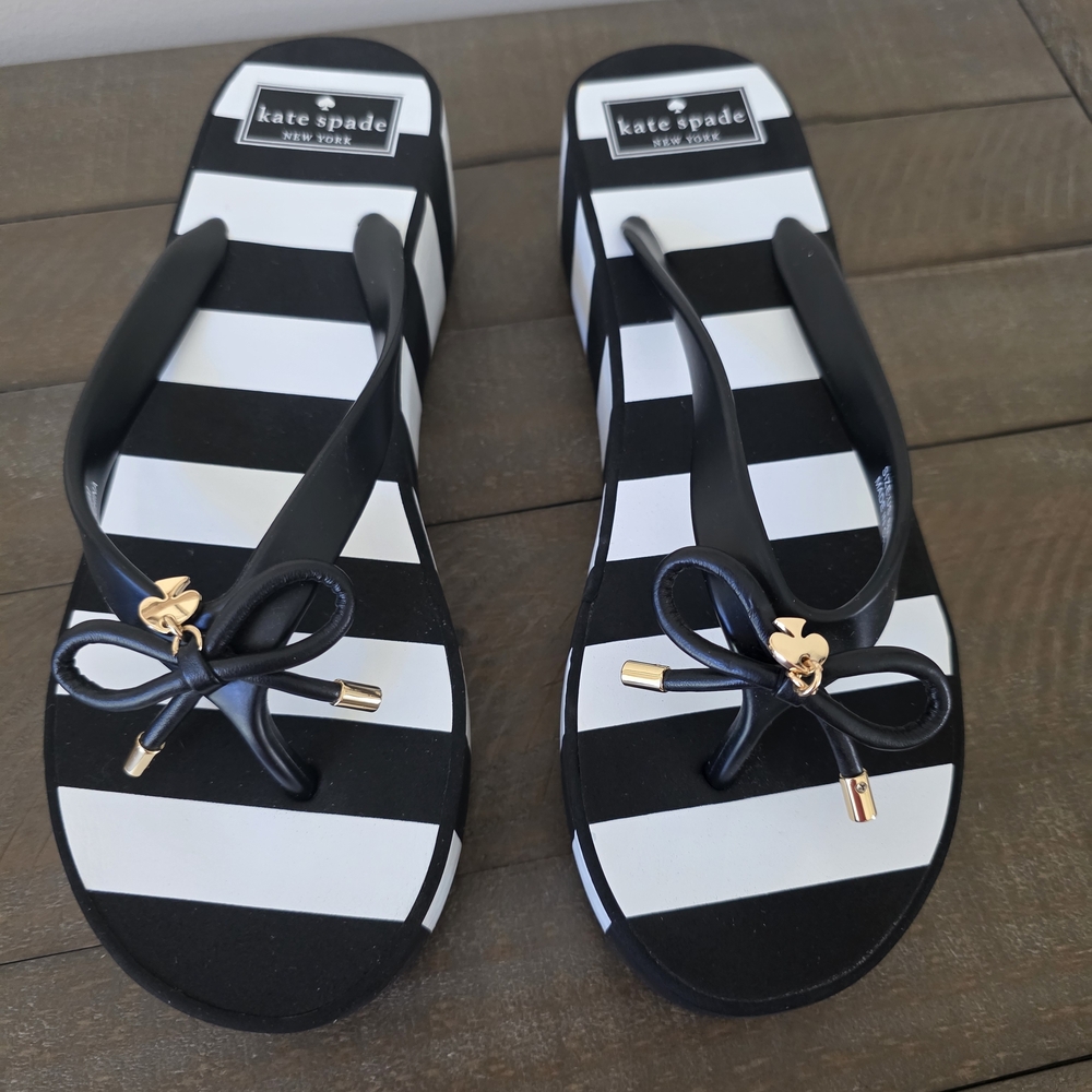 Kate Spade NY Black White Stripe Flip Flop Sandlas Bow Gold Logo SZ- 8 Like New
